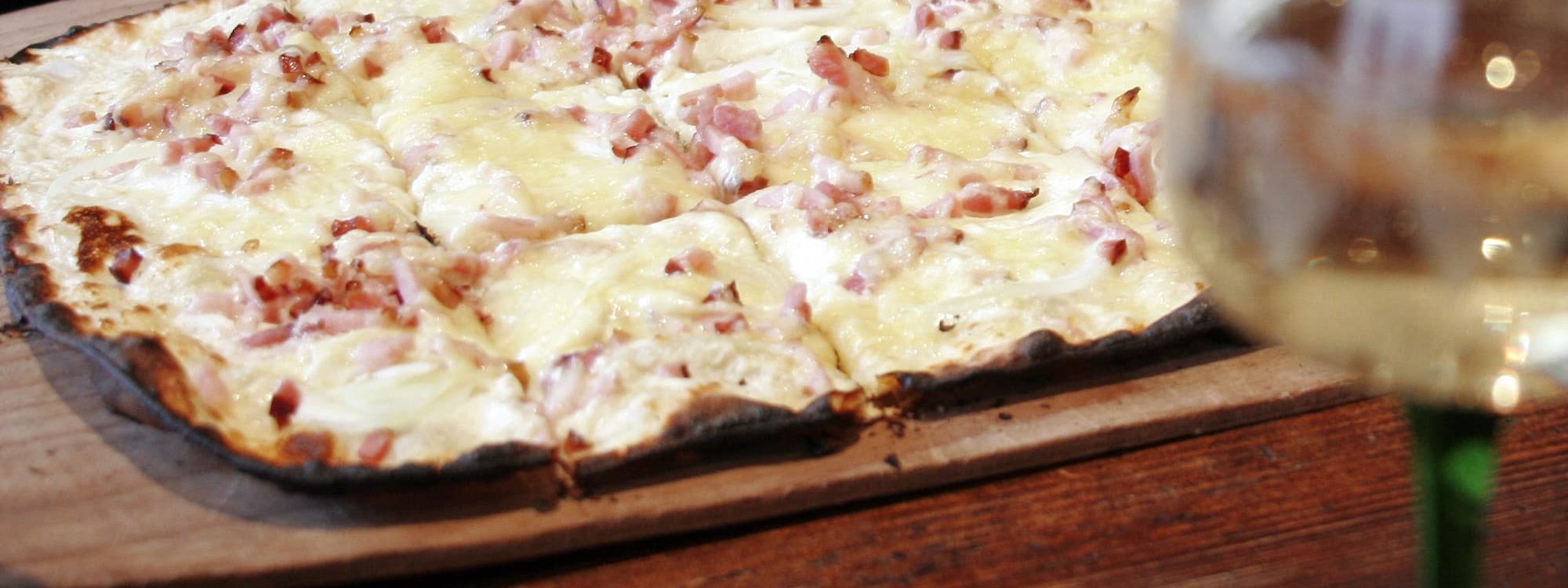 HOME BG 2000X750 | O'berge du parc Quelle est l’histoire de la tarte flambée alsacienne ? Horbourg-Wihr