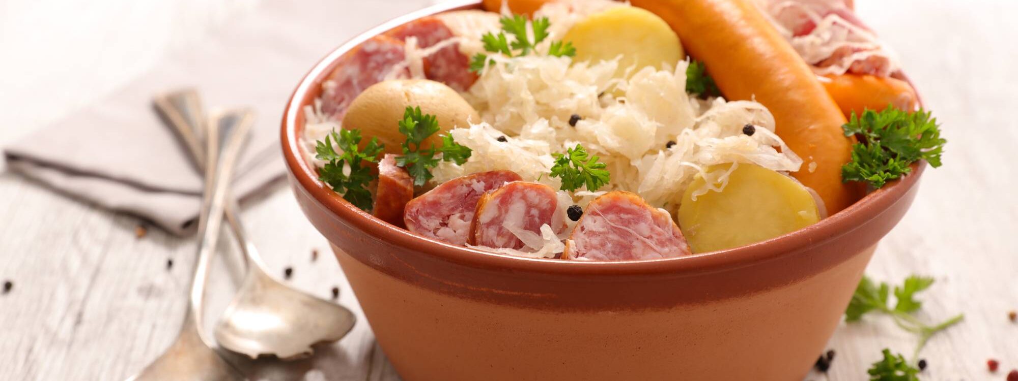 CHOUCROUTE 2000X750 | O'berge du parc Quelle est l’histoire fascinante de la cuisine alsacienne ? Wintzenheim